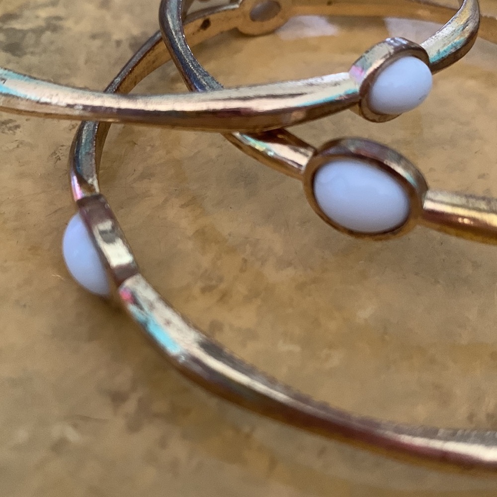 Three Stackable Vintage Gold Toned Bangles With I… - image 4